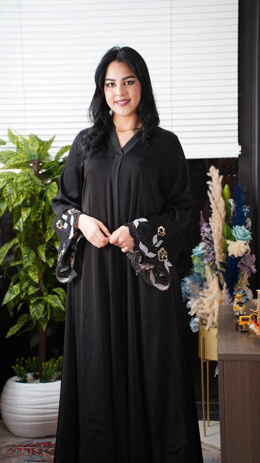 Abaya Terza pour l’Aïd et les grandes occasions, alliant luxe, élégance et raffinement.