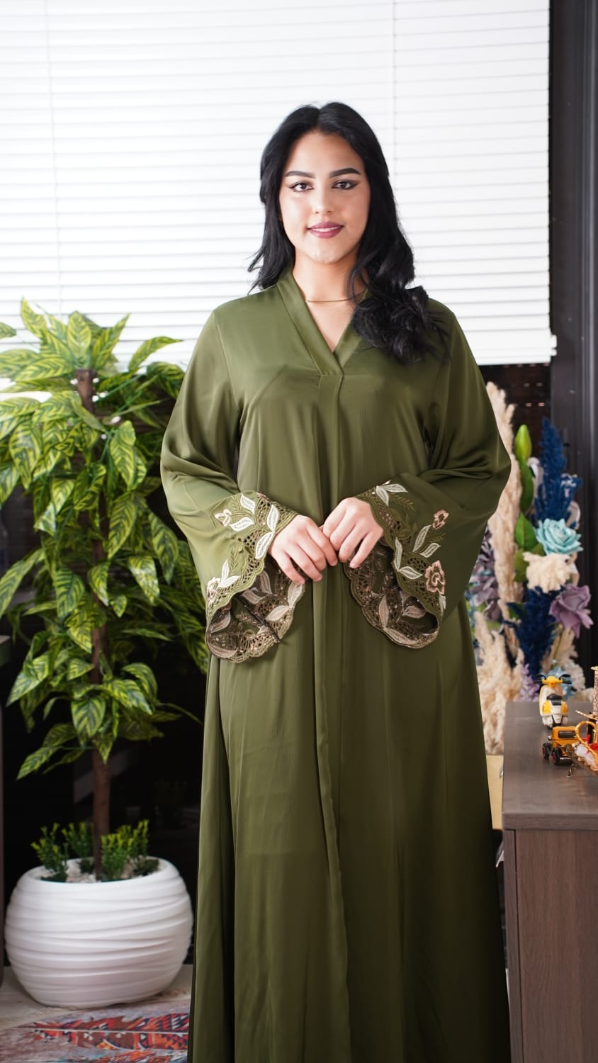 Abaya Terza pour l’Aïd et les grandes occasions, alliant luxe, élégance et raffinement.