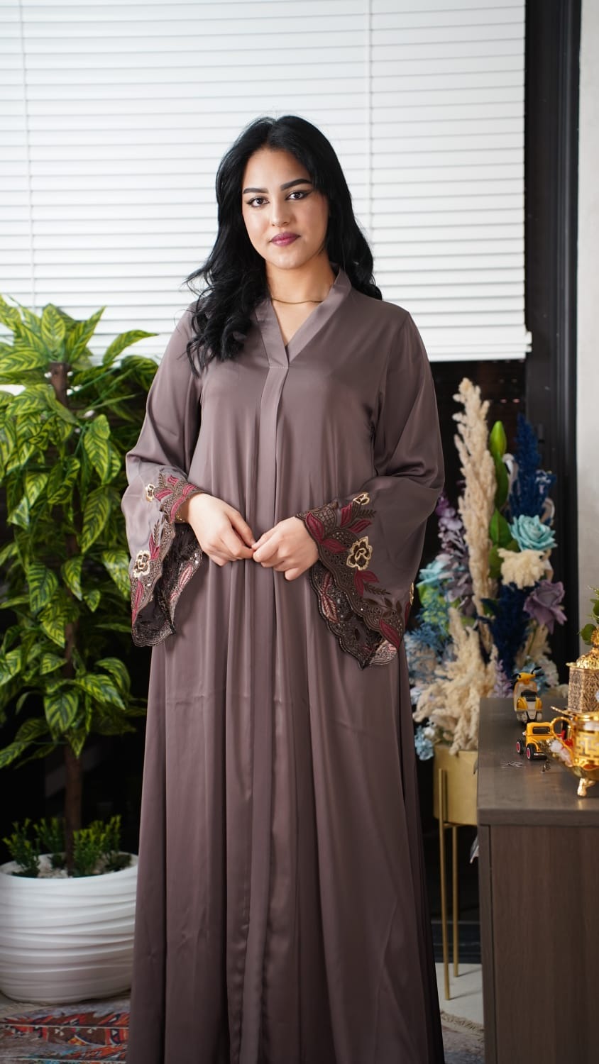 Abaya Terza pour l’Aïd et les grandes occasions, alliant luxe, élégance et raffinement.