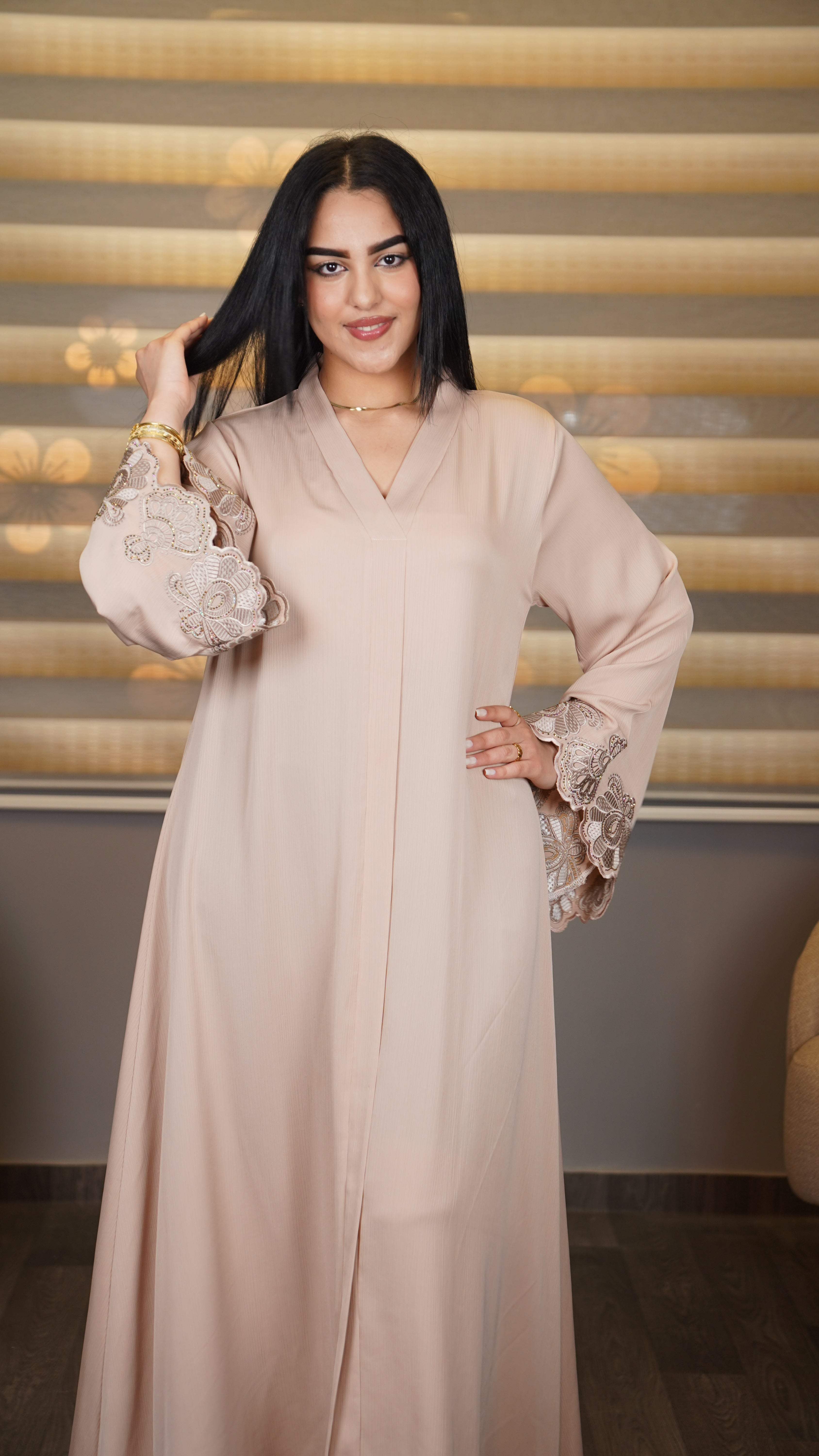 Abaya rose pour l’Aïd et les grandes occasions, alliant luxe, élégance et raffinement.