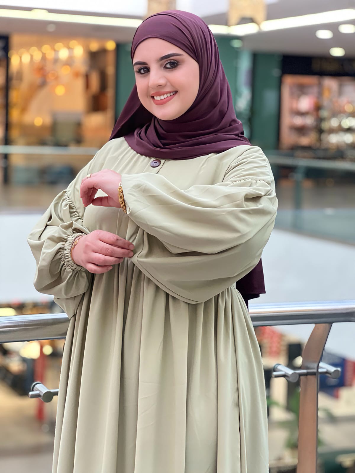 Abaya trés chic pour les grandes occasions, alliant luxe, élégance et raffinement.